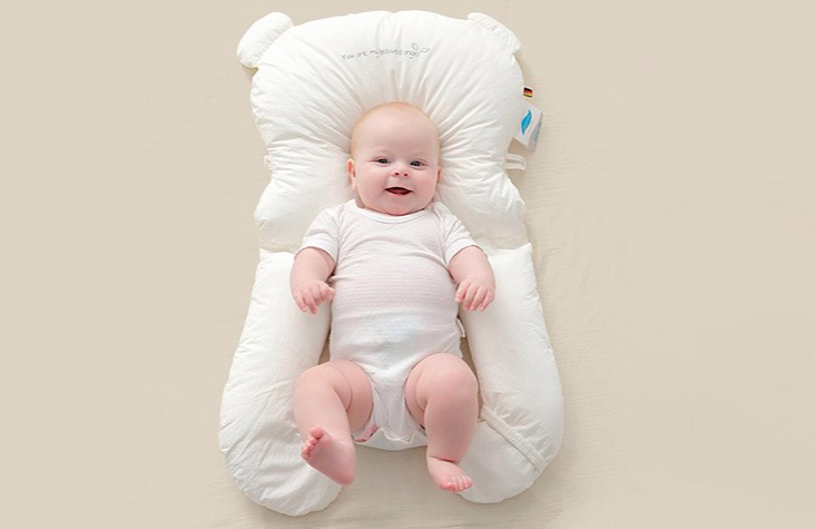 Bé 2 tháng tuổi có nên dùng gối không? Nếu có thì nên chọn loại gối nào?