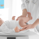 Bé bú mẹ hoàn toàn nhưng tăng cân chậm, có cần bổ sung sữa ngoài không?