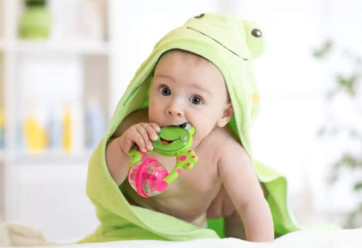 Làm thế nào để giữ vệ sinh đồ chơi và các vật dụng tiếp xúc hàng ngày của bé?